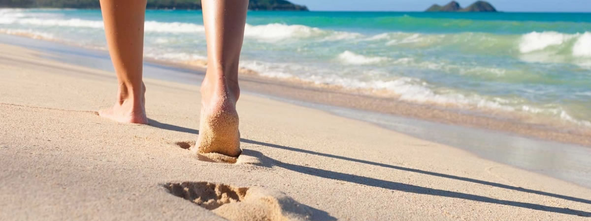 ¿Es bueno caminar descalzo por la playa? Consejos y recomendaciones